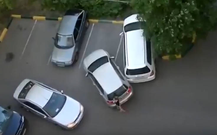 Τι μπορεί να προκαλέσουν δύο γυναίκες οδηγοί σε ένα πάρκινγκ