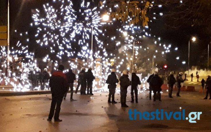 Μολότοφ, πυροτεχνήματα και πέτρες έξω από το ΑΠΘ