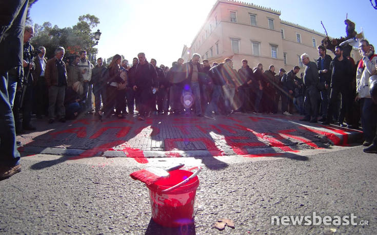 Σύνθημα υπέρ του δικαιώματος στην απεργία έξω από τη Βουλή