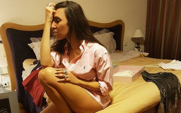 Η Μάγκυ Χαραλαμπίδου στο κρεβάτι της