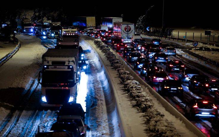 Πολύωρη ταλαιπωρία των οδηγών μέσα στο χιόνι και ουρές χιλιομέτρων στην εθνική οδό