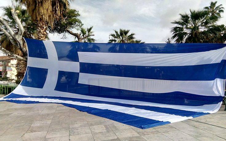 Έστησαν ελληνική σημαία στο ιστορικό κέντρο Ναυπλίου για το Σκοπιανό