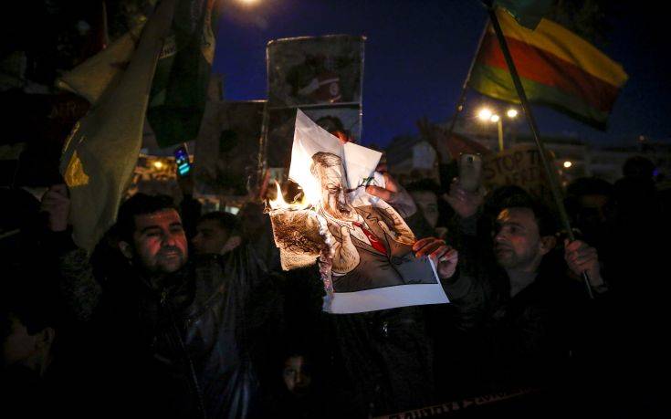 Πορεία Κούρδων κατά της Τουρκίας στο κέντρο της Αθήνας