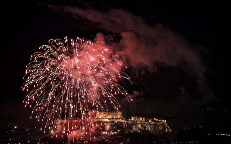 Η Αθήνα υποδέχθηκε το 2018 με θέα την Ακρόπολη
