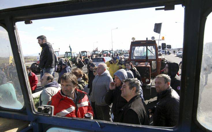 Μπλόκο με τρακτέρ στον κόμβο Μεγαλοχωρίου
