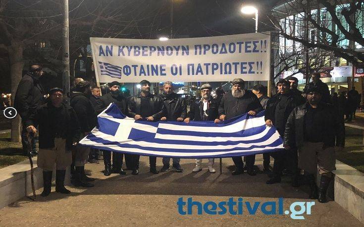 Κρητικοί τραγουδούν «Πότε θα κάμει ξαστεριά» μπροστά από τον Λευκό Πύργο