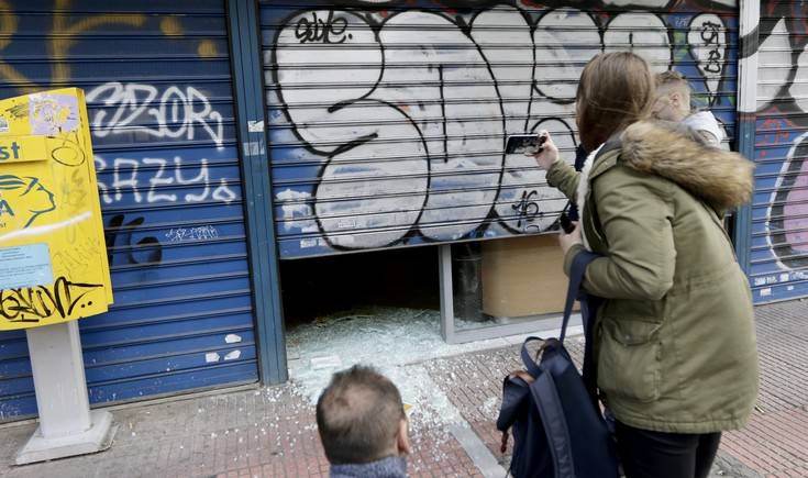 Ομάδα αγνώστων εισέβαλε στα ΕΛΤΑ και σε τράπεζα στην Πατησίων