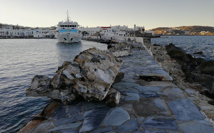 Σφοδροί άνεμοι τσάκισαν τον μόλο στο παλιό λιμάνι της Μυκόνου