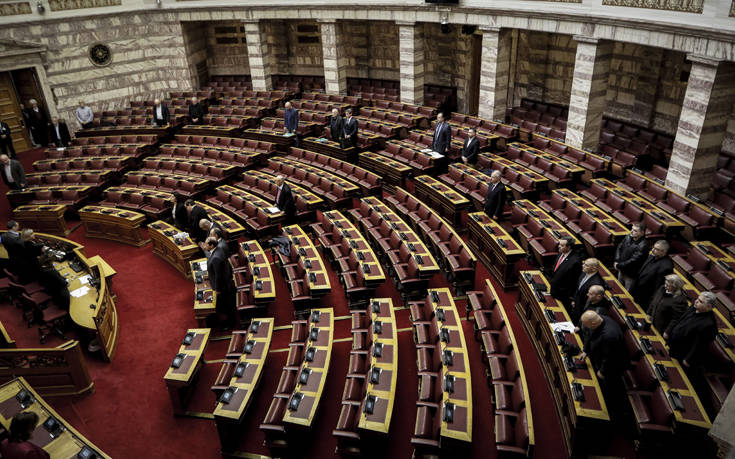 Ενός λεπτού σιγή για τους νεκρούς των Ιμίων σε μία&#8230; άδεια Βουλή