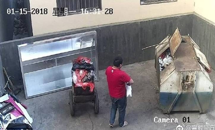 Η στιγμή που πατέρας πετάει το νεογέννητο μωρό του στα σκουπίδια και φεύγει