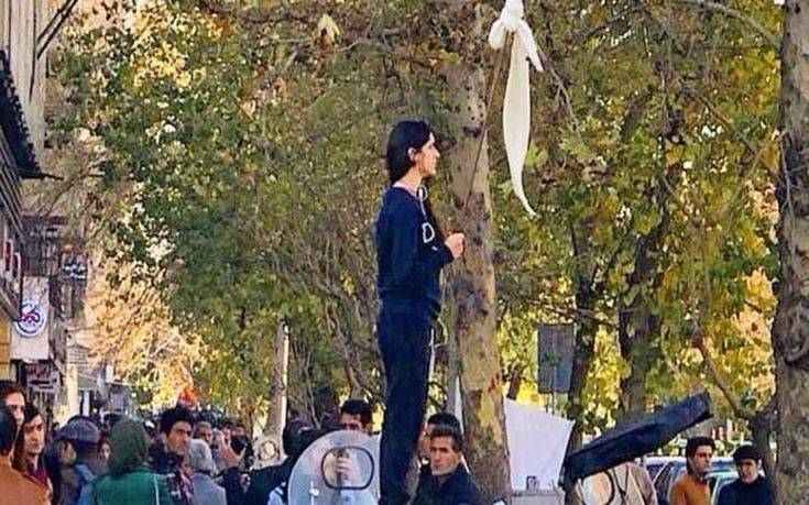 Ελεύθερη η Ιρανή που αψήφησε τους νόμους και κυκλοφορούσε δημόσια χωρίς μαντίλα
