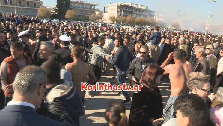 Τσακώθηκαν για τον Σταυρό στο λιμάνι του Κιάτου