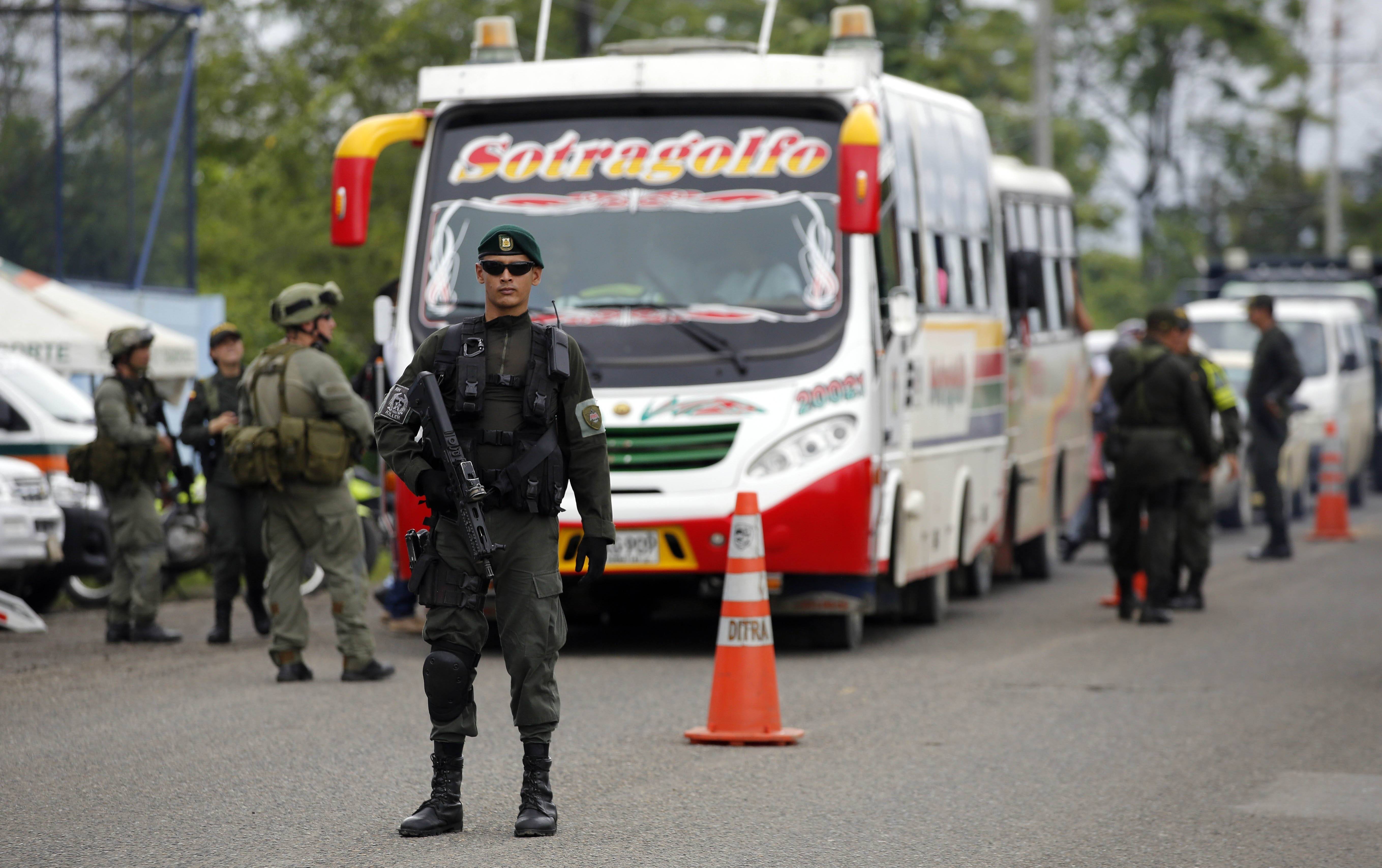 Αιματηρές επιθέσεις κατά αστυνομικών τμημάτων στην Κολομβία