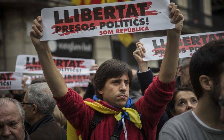 Υπό δίωξη οι αυτονομιστές Καταλανοί βουλευτές, είναι φυλακισμένοι, φυγόδικοι ή υπό έρευνα