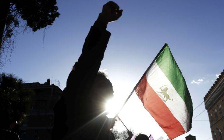 Φοιτητές διαδήλωσαν έξω από την πρώην πρεσβεία των ΗΠΑ στην Τεχεράνη