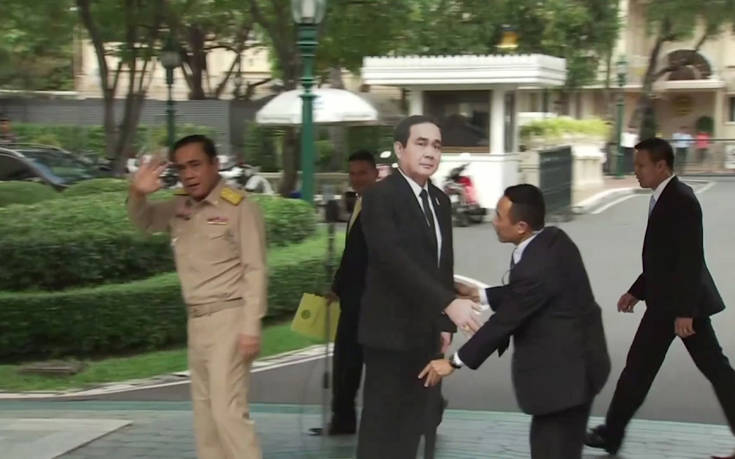 Ο πρωθυπουργός της Ταϊλάνδης έφυγε κι άφησε πίσω του ένα ομοίωμά του από χαρτόνι