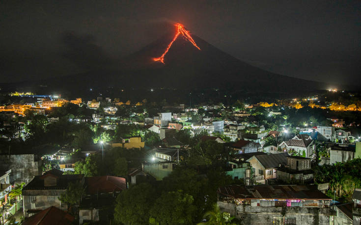 Το ηφαίστειο Μαγιόν έκανε τη νύχτα μέρα στις Φιλιππίνες
