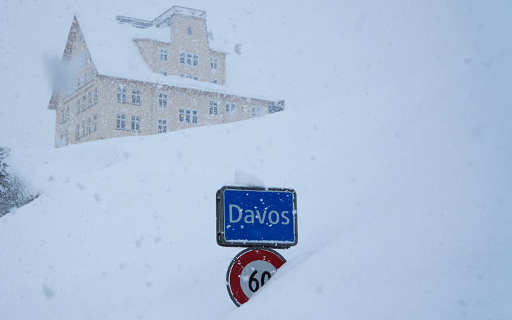 Με ελικόπτερα η παγκόσμια ελίτ στο Νταβός που «θάφτηκε» στο χιόνι