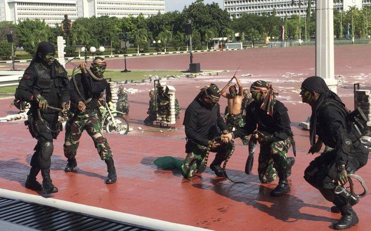 Ινδονήσιοι στρατιώτες ήπιαν αίμα φιδιού και κυλιόντουσαν πάνω σε γυαλιά