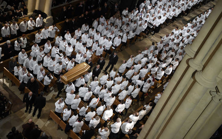 Σεφ και χιλιάδες κόσμου αποχαιρέτισαν τον «πάπα» της γαλλικής γαστρονομίας