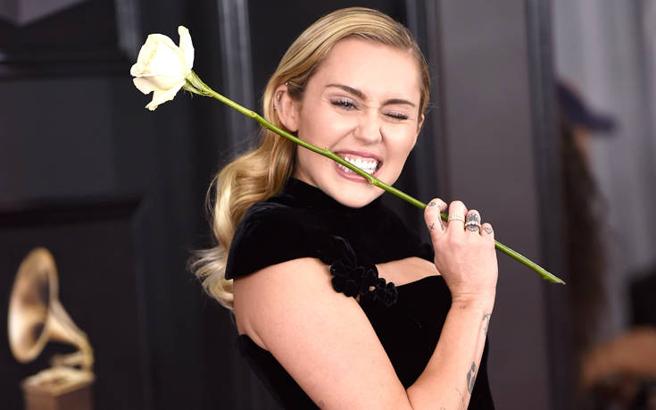 Λευκά τριαντάφυλλα στο κόκκινο χαλί των Grammy 2018