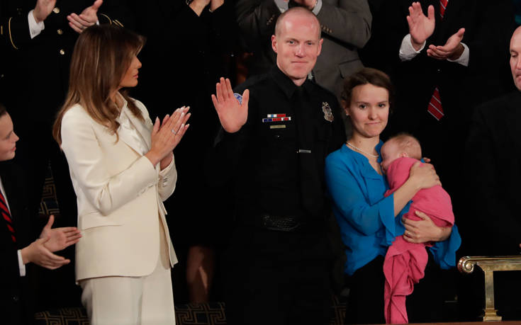 Μόνη στο Καπιτώλιο η Μελάνια, μετρημένα χαμόγελα και αυστηρή έκφραση