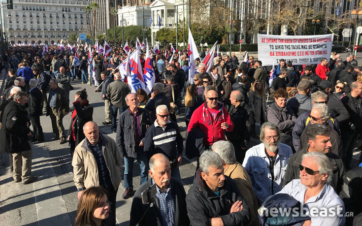 Έξω από τη Βουλή η πορεία του ΠΑΜΕ