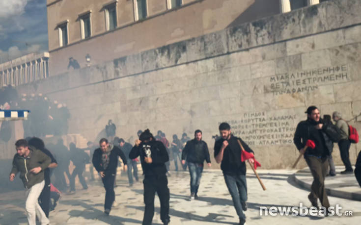 Χτύπησαν δημοσιογράφο έξω από τη Βουλή