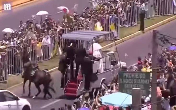 Έφιππη αστυνομικός έπεσε από το άλογό της και ο πάπας σταμάτησε για να τη βοηθήσει