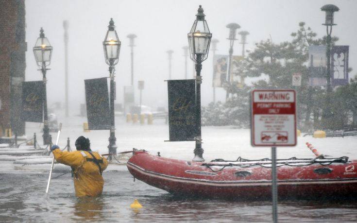 A Boston firefighter wades through flood waters from Boston Harbor on Long Wharf in Boston, Thursday, Jan. 4, 2018. A massive winter storm swept from the Carolinas to Maine on Thursday, dumping snow along the coast and bringing strong winds that will usher in possible record-breaking cold. (AP Photo/Michael Dwyer) A Boston firefighter wades through flood waters from Boston Harbor on Long Wharf in Boston, Thursday, Jan. 4, 2018. A massive winter storm swept from the Carolinas to Maine on Thursday, dumping snow along the coast and bringing strong winds that will usher in possible record-breaking cold. (AP Photo/Michael Dwyer)