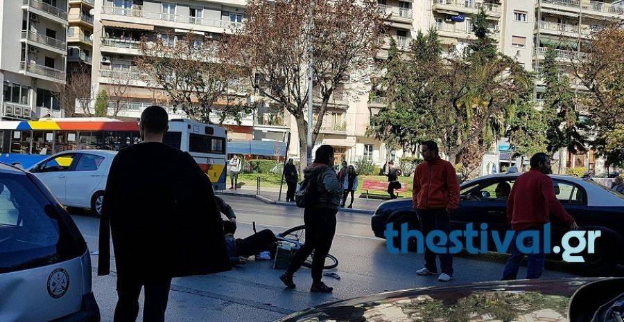 Αυτοκίνητο παρέσυρε ποδηλάτη στην Καλαμαριά