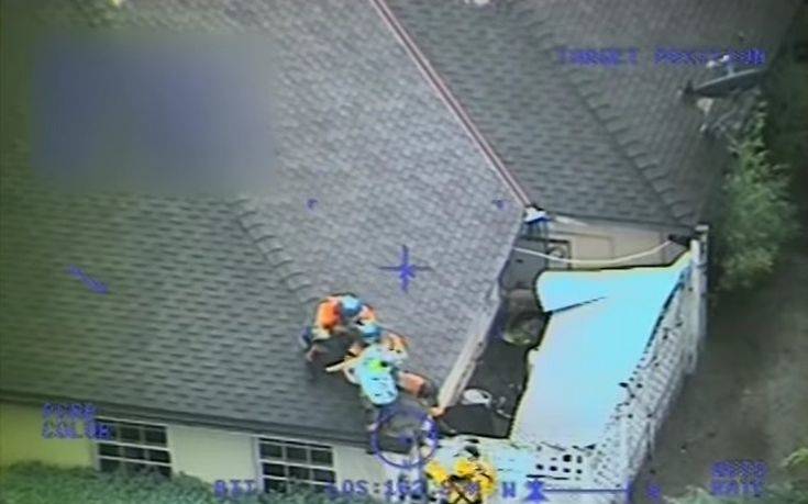Διάσωση οικογένειας με ελικόπτερο από στέγη σπιτιού στην Καλιφόρνια