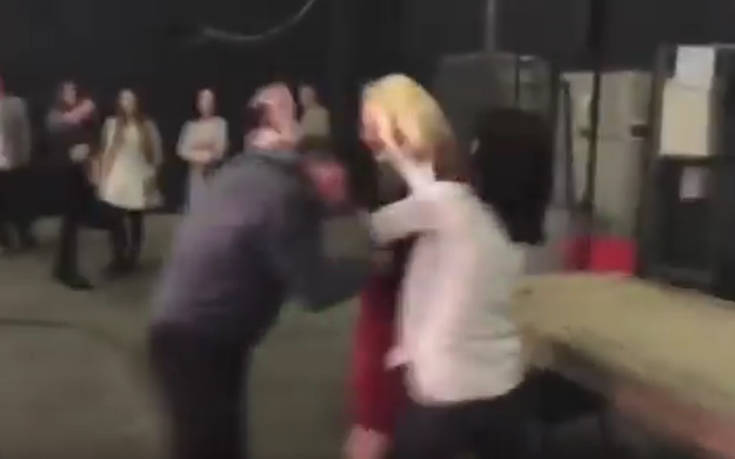 Απατημένη γυναίκα επιτίθεται στον άντρα της λίγο πριν βγουν στην τηλεόραση