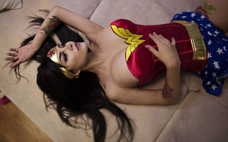 Αισθησιακές πόζες από το μοντέλο του cosplay