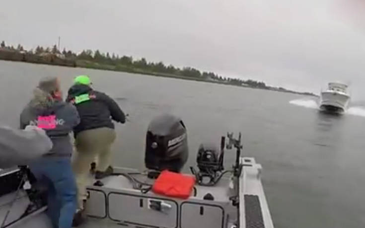 Ψαράδες πήδηξαν στο νερό για να γλιτώσουν από ταχύπλοο που πήγαινε κατά πάνω τους