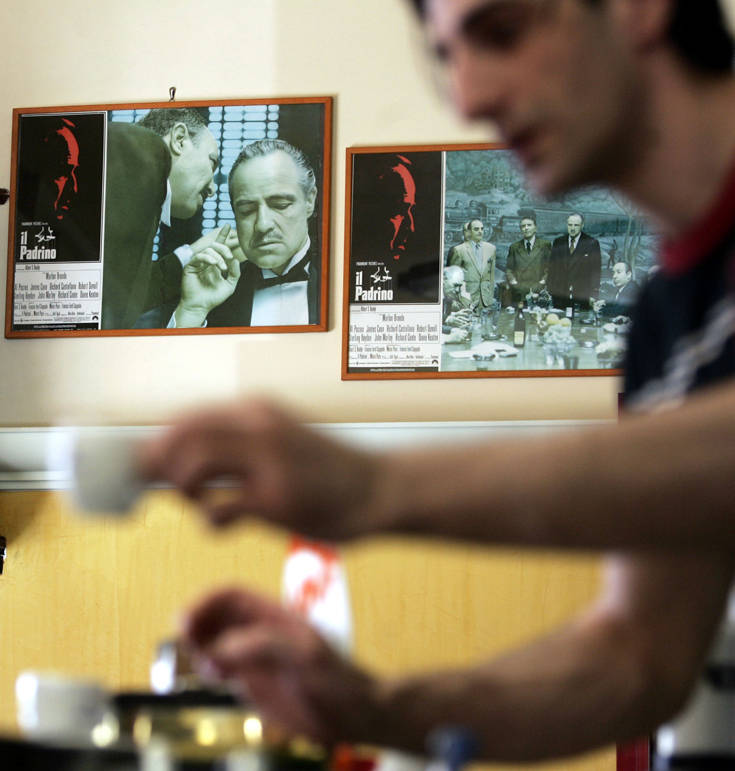 Μέλη μαφιόζικης οικογένειας έκαναν αίτηση για τον κατώτατο μισθό