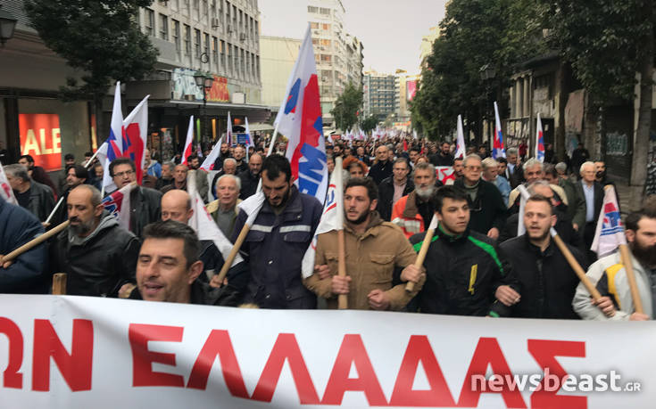 Σε εξέλιξη η πορεία του ΠΑΜΕ για το πολυνομοσχέδιο