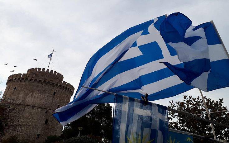 Πάγκοι με ελληνικές σημαίες και πολλές καντίνες στο χώρο του συλλαλητηρίου
