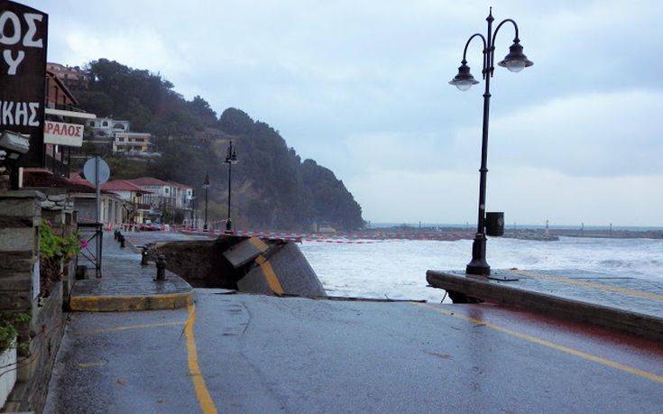 Κόπηκε στα δύο δρόμος στο Πήλιο από την κακοκαιρία