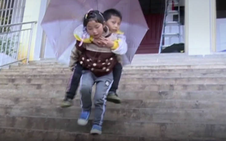 Εννιάχρονο κοριτσάκι κουβαλά κάθε μέρα τον παράλυτο αδερφό της στις πλάτες της