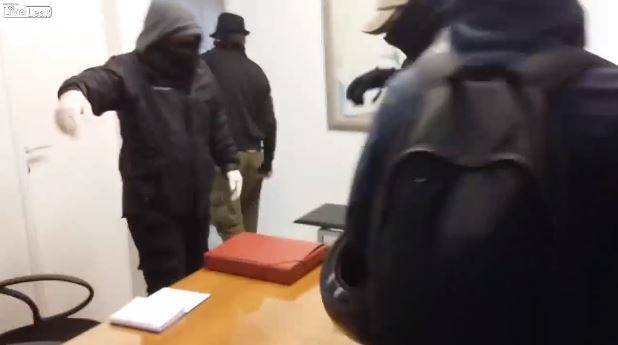 Βίντεο από την εισβολή του Ρουβίκωνα σε γραφείο συμβολαιογράφου
