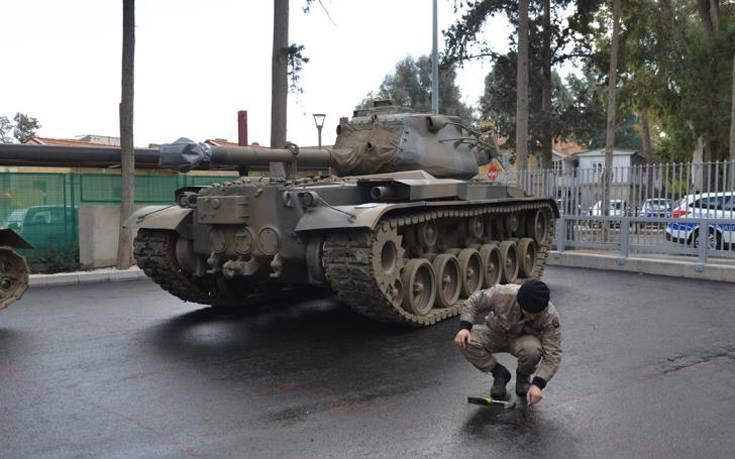 Κεντρικός δρόμος της Λευκωσίας γέμισε άρματα μάχης