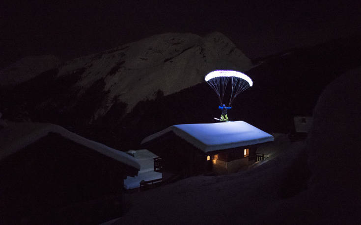 Ο Valentin Delluc κάνει νυχτερινό speedriding σε ένα τεράστιο παγετώνα