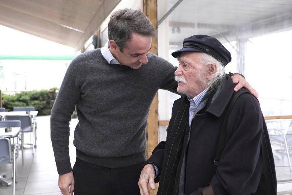 Ο Μητσοτάκης συνάντησε τον Γλέζο στην εθνική οδό