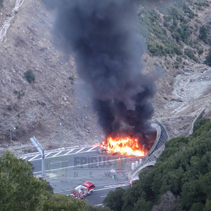 Νταλίκα τυλίχθηκε στις φλόγες στην Εγνατία Οδό