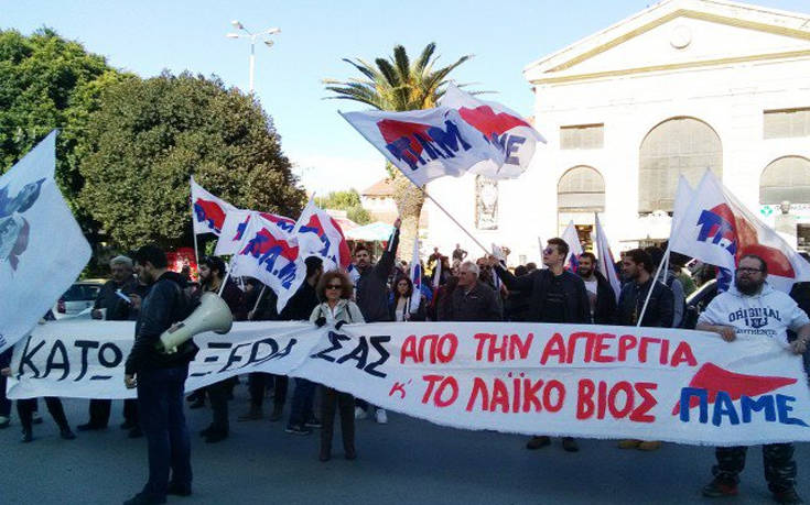 Παράσταση διαμαρτυρίας του ΠΑΜΕ έξω από την εφορία Χανίων