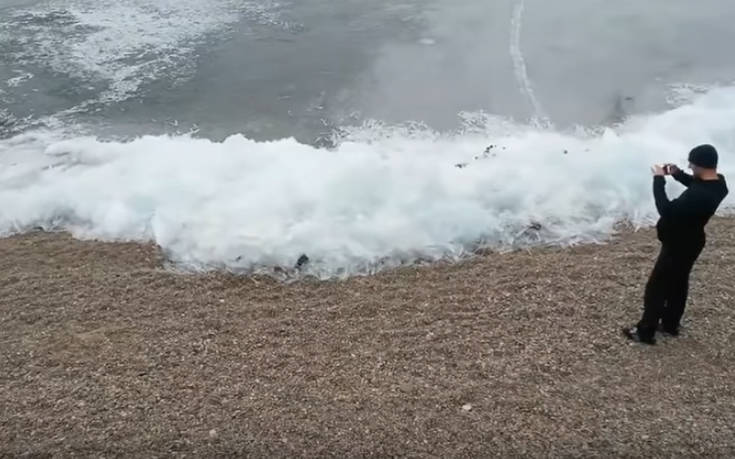 Κύμα βγαίνει στην ακτή παγωμένο