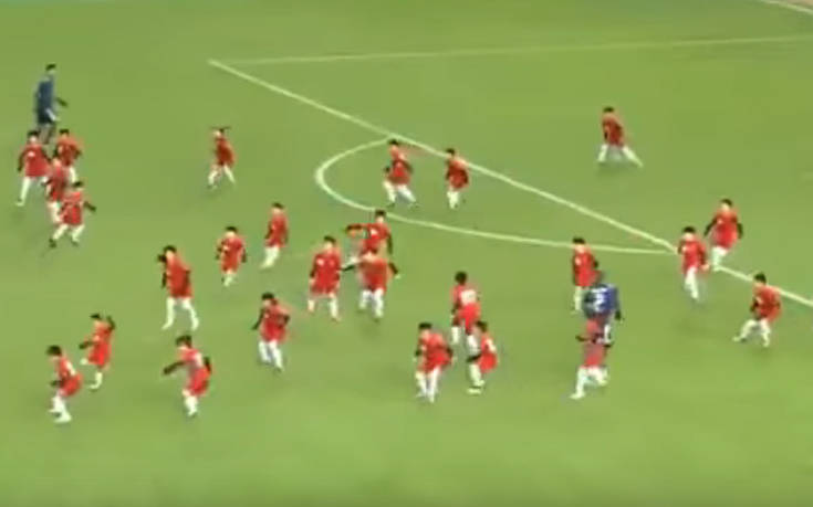 Τρεις επαγγελματίες ποδοσφαιριστές έπαιξαν αγώνα με εκατό παιδάκια