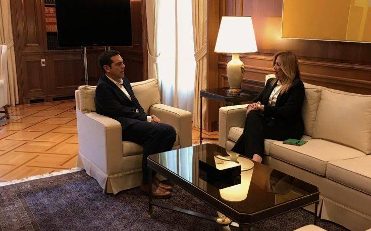 Χαλαρή συζήτηση Τσίπρα – Γεννηματά μπροστά στις κάμερες