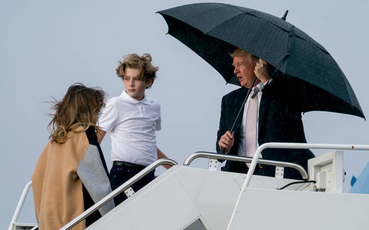 Οι φωτογραφίες του «εγωιστή» Τραμπ με την ομπρέλα και η κατακραυγή
